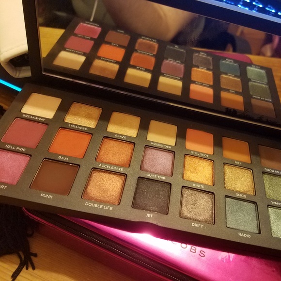 SOLD - EUC Urban Decay Born To Run Palette - Picture 2 of 4